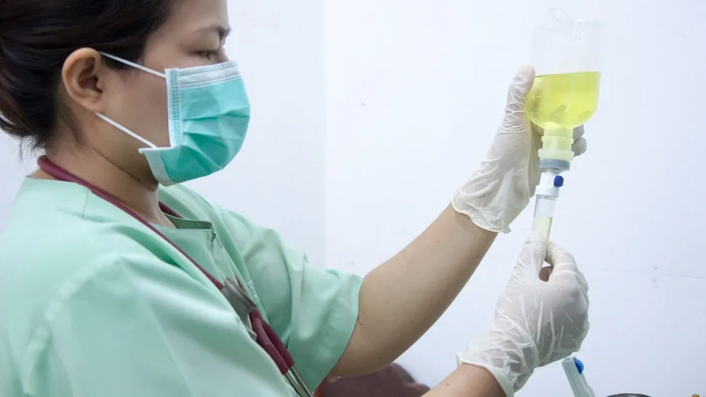 Kroplówka na kaca – czy wlew witaminowy działa na zatrucie alkoholowe?