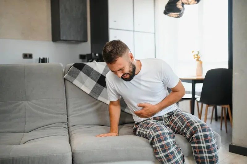 Alkoholowe zapalenie wątroby, stłuszczenie i uszkodzenie – kluczowe objawy chorej wątroby u alkoholika