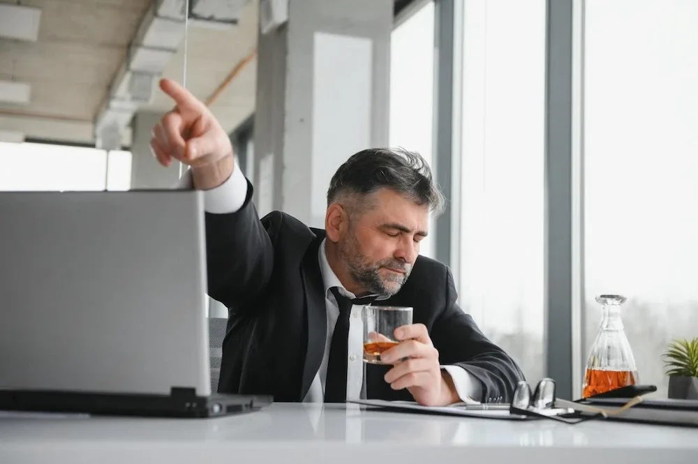 Jak alkoholizm wpływa na efektywność i relacje w pracy?