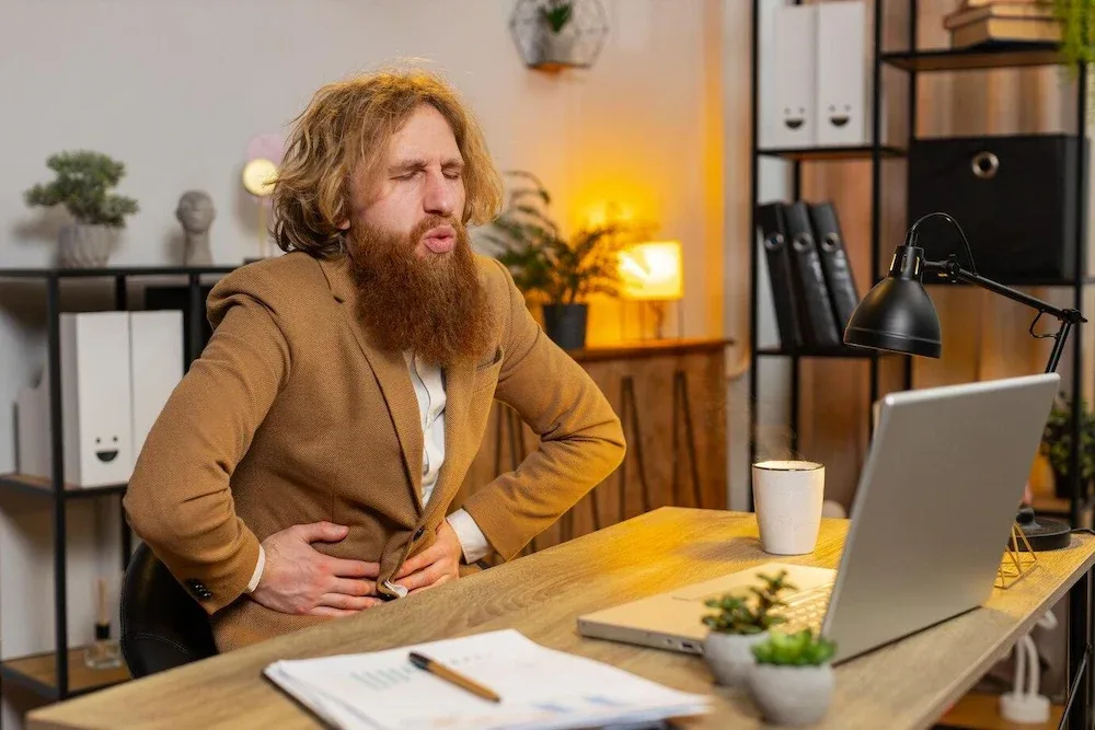 Wpływ alkoholu na żołądek – jakie objawy powinny Cię zaniepokoić?