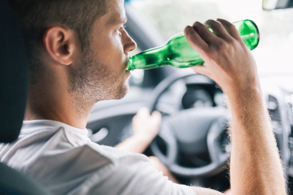 Mężczyzna codziennie pijący piwo przed jazdą samochodem